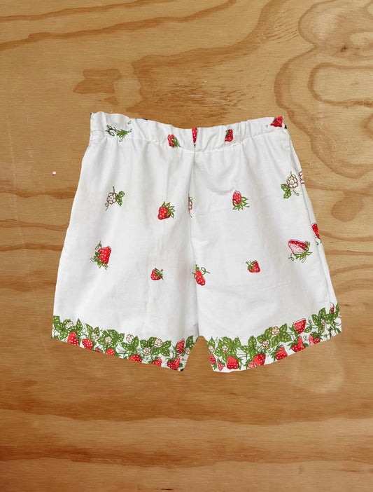 Vintage strawberry print short  Size / Age: 8