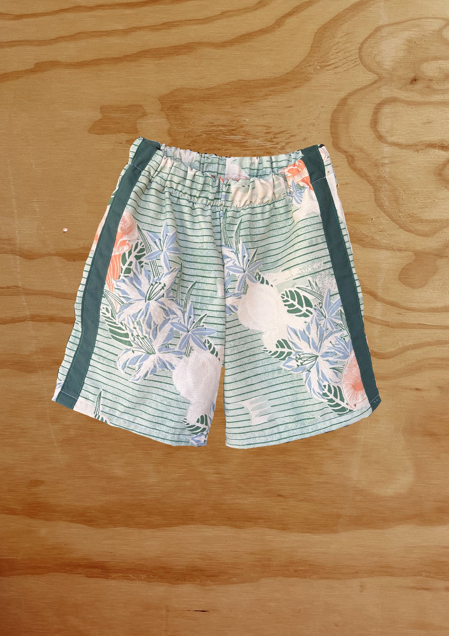 Tropical stripe print short Size / Age: 6