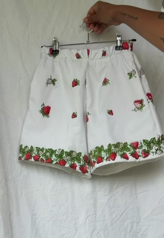 Vintage strawberry print short  Size / Age: 8