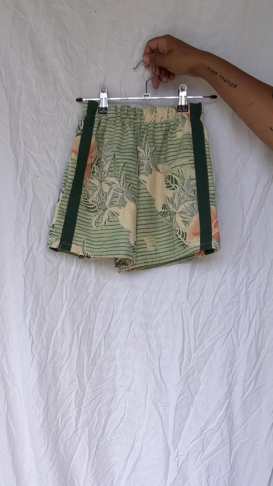 Tropical stripe print short Size / Age: 6